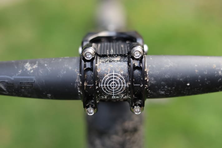 Ausgefräste Klemmbacken und Titanschrauben sorgen dafür, dass das Gewicht des Vecnum freeQENCE Vorbaus trotz seines wuchtigen Aussehens im Rahmen bleibt.