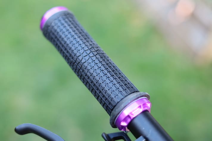 Auch ganz ohne Rotations-Innenleben würde das dicke, weiche und klebrige Griffgummi der Rev Grips den Händen eine hohe Dämpfung bieten.