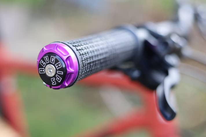 Once fitted, the aluminium bar ends of the Rev Grips reliably protect the handlebars from damage.
