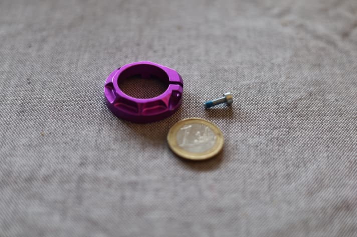 Undersized and too soft: The thread of the aluminium clamping ring gave up the ghost in the test. A longer or larger screw could possibly have prevented this.