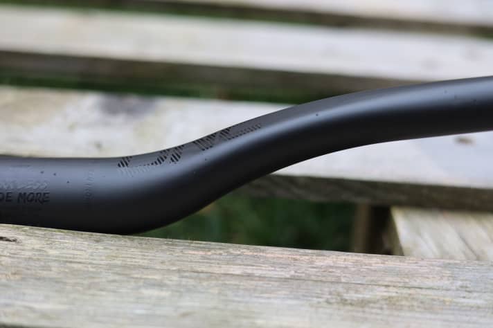 Zu sehen ist die ovale Form des OneUp Carbonlenkers im Kröpfungs-Bereich nur leicht. Mit der Hand ist sie aber eindeutig zu ertasten.