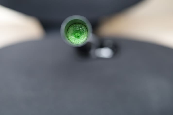 Beim Blick ins Lenkerende des Spank Spike Vibrocore zeigt sich der Schaumkern, der den Frequenzbereich des Lenkers manipulieren soll.