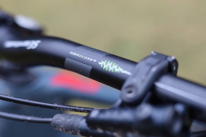 Hard shell, soft core: From the outside, only the logos hint at the foamy inner life of the Spank Spike Vibrocore handlebars.