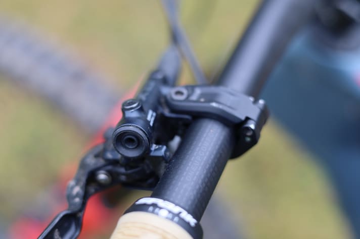 Graphics on the handlebar end of the OneUp carbon handlebars make it easier to position the brake and shift levers in the same way on both sides.