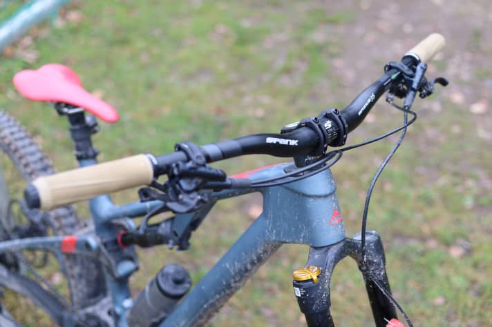 Zum Glück ist der Spank Spike Vibrocore Lenker bis auf 760 Millimeter kürzbar. In der 820er Originallänge dürfte er nämlich für die meisten Biker etwas zu breit sein.