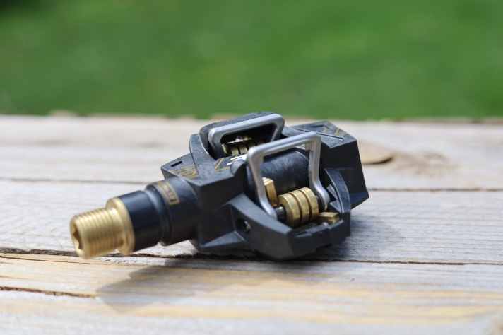 Der Klickmechanismus der Time Pedale funktioniert hervorragend und setzt auf ein eigenes Cleat-System. Die Cleats sind im hohen Kaufpreis enthalten.