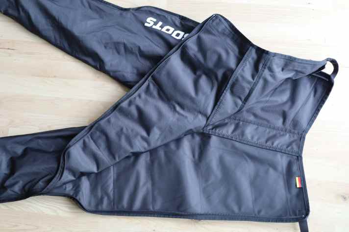 Practical and absolutely essential entry aid: full-length zip fasteners on both sides make it easier to put on the Reboots Go X.