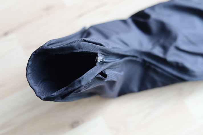 Les Reboots Go X enveloppent non seulement les jambes et les fesses, mais aussi les pieds. Seule la pointe des pieds dépasse du pantalon.