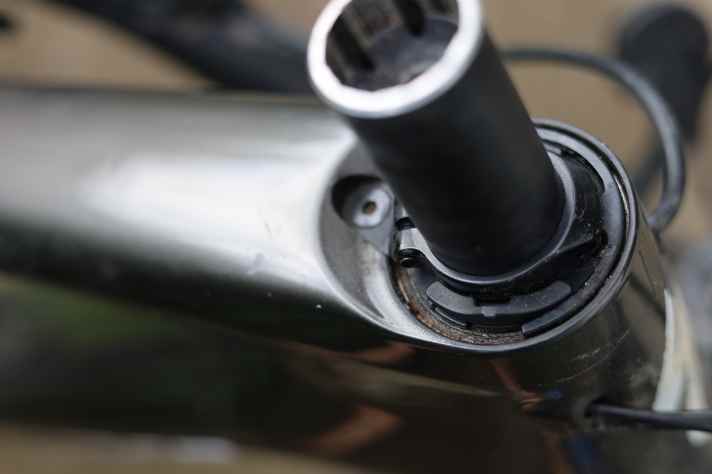 The result of insufficient sealing on the Specialized Epic 8: water damage in the headset bearing.