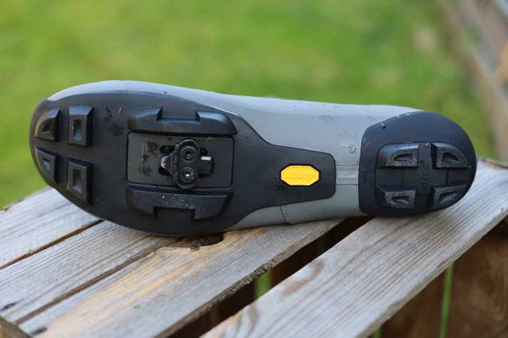 Unter der effizienten Carbon-Sohle geben Elemente aus Vibram-Gummi den Canyon Schuhe Grip auch abseits des Bikes.