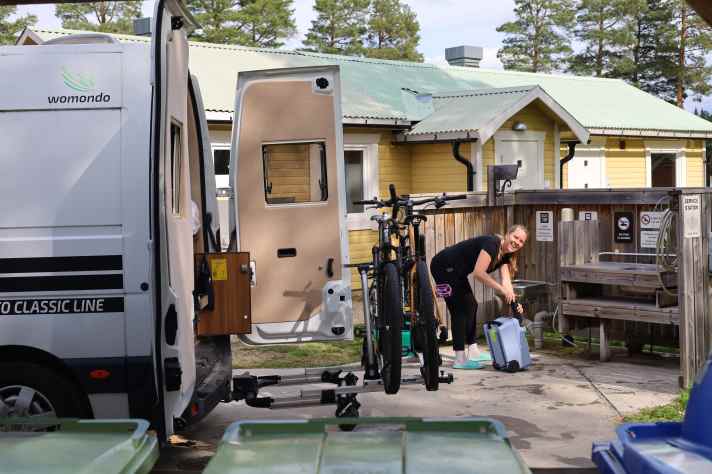 Ver- und Entsorgung auf dem Campingplatz? Kein Problem dank des Teleskopsystems des Eufab Fahrradträgers und weit schwenkbaren Flügeltüren.
