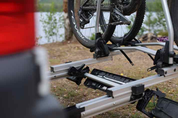 Um Platz für den ausziehbaren Heckträger zu machen, bewegen sich Rückleuchten und Nummernschild nach unten.