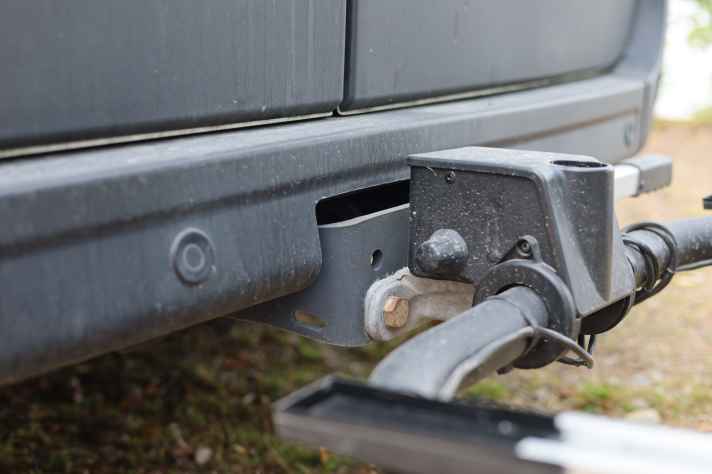 In order to work with the low-slung gullwing doors of our test vehicle, the trailer coupling had to be lowered. The ground clearance with the Eufab SD260 nevertheless remains in the green zone.