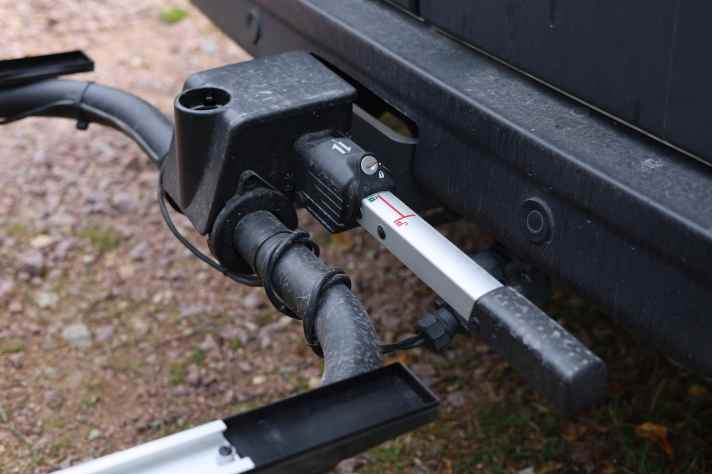 Mittels des langen Hebelarms lässt sich der Eufab SD260 Heckträger fest auf der Anhängerkupplung fixieren.