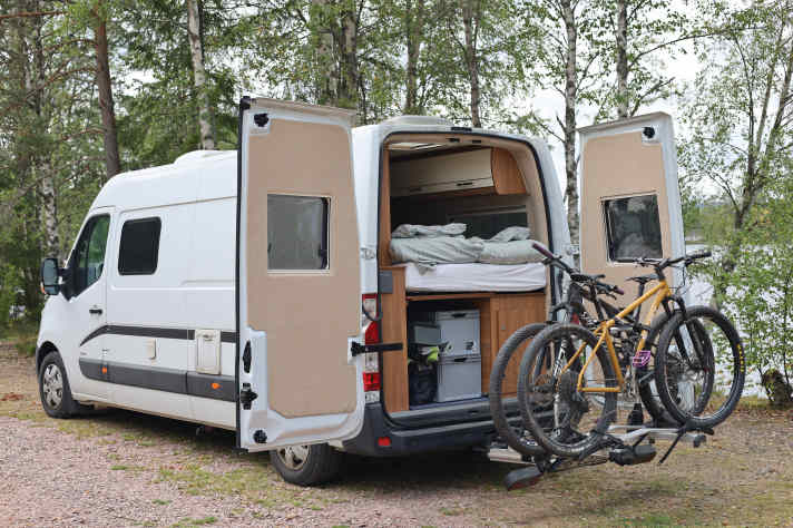 Um den Kofferraum eines Transporters mit Flügeltüren zugänglich zu halten, lässt sich der Eufab SD260 Fahrradträger bis zu 70 Centimeter weit ausziehen.