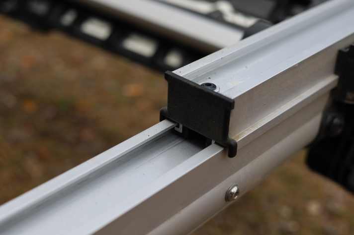 Das Schienensystem des Eufab SD260 bleibt größtenteils frei von Wasser und Staub. Die massive Aluminium-Bauweise lässt auf eine lange Haltbarkeit hoffen.