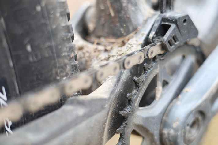 In contrast to the corresponding bottom bracket, the Sram GX AXS Transmission drivetrain lasted an astonishingly long time despite dirt lubrication. A small chain guide keeps the drivetrain in line.