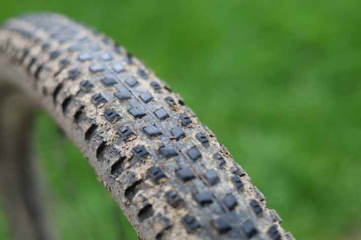 The rubber is off: After 1700 kilometres, the tyres were due for a change. Until then, the Specialized tyres had impressed with their smooth running, grip and puncture protection.