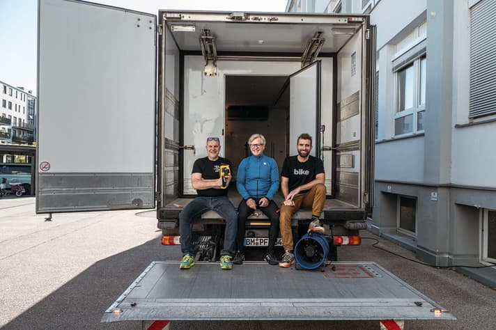 Frostige Temperaturen und eiskalter Fahrtwind im Oktober? Das bietet nur noch ein Kühlschrank in Übergröße