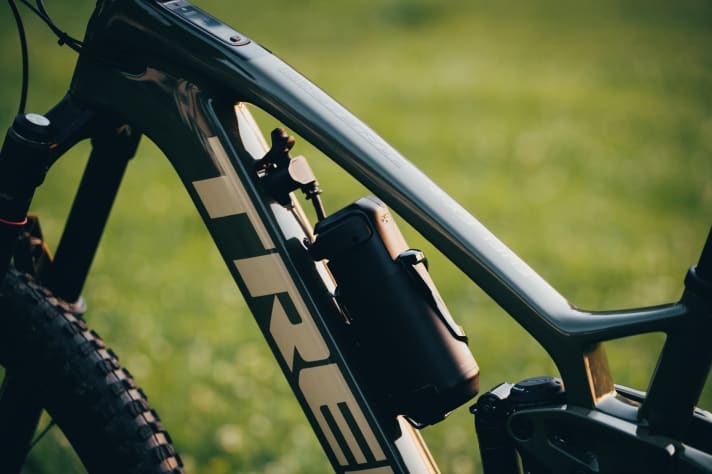 Anschluss und Integration des Range Extenders laufen analog zum Carbon-Modell des Fuel EXe.
