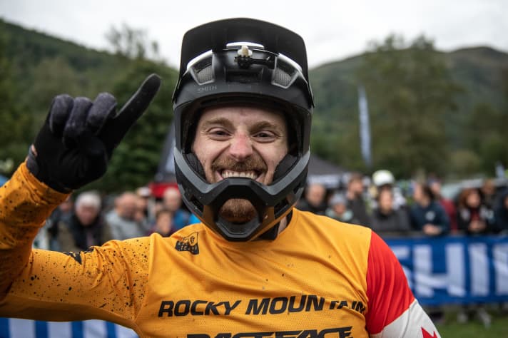 Jesse Melamed won the overall standings of the Enduro World Series in 2022. The Canadian regularly skis in winter.
