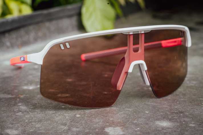Light, sporty, contrast-enhancing - the Julbo only loses out in terms of wind protection and tinting speed