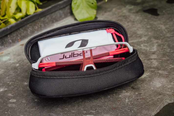 Der Lieferumfang entspricht dem Standard: Brillen-Etui und Mikrofaserbeutel