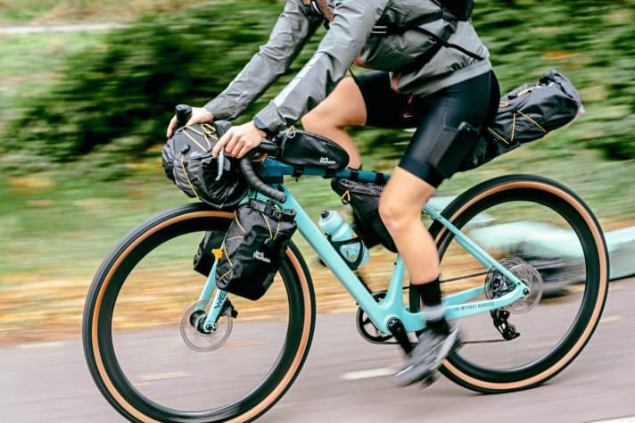 Idealbeispiel für einen modernen Tourenfahrer: Viel Beweglichkeit und Belüftung an den Beinen, 
obenrum gut vorm Wind geschützt, das Rad aufgeräumt bepackt und ohne jeden Störfaktor.