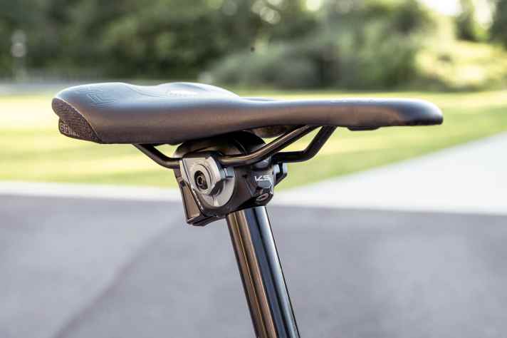 The Lev Circuit is one of the few wireless dropper posts. Is it also better than the Rockshox Reverb?