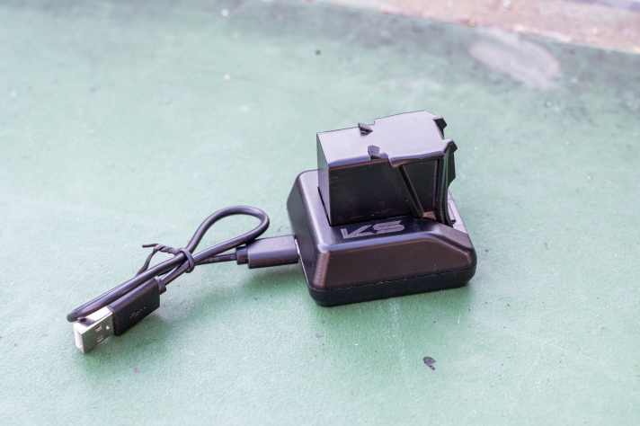 Alles mit dabei: Natürlich liefert Kind Shock das passende Ladegerät zum Akku direkt mit