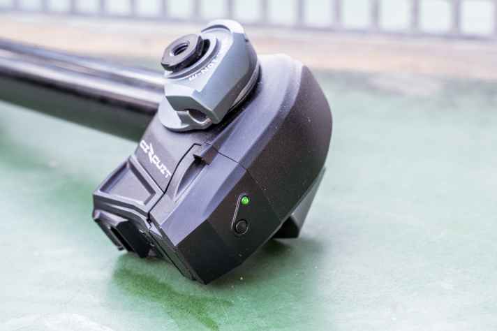 Schlecht positioniert: Die LED für den Akkustand ist unter dem Sattel kaum zu sehen. Eine App zum Akku-Check gibt es nicht