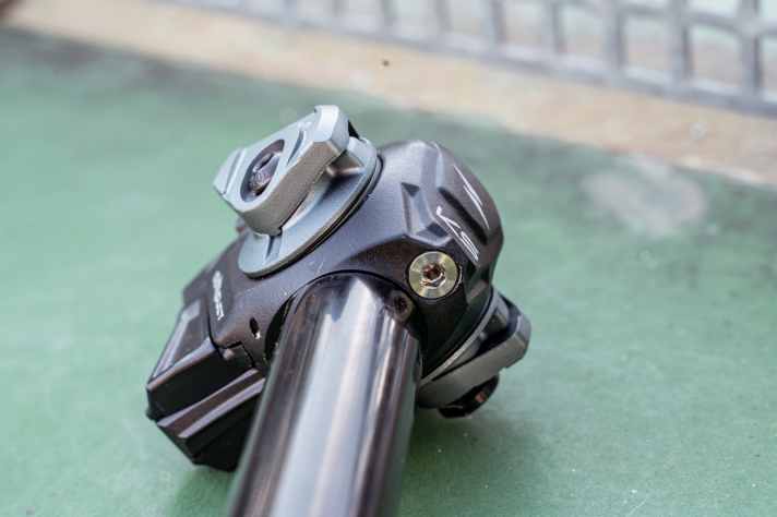 The angle adjustment is also very simple using a screw.