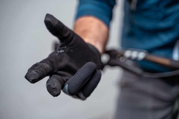 Die Fingerspitzen sind gummiert und schön griffig, das Smartphone lässt sich ebenfalls gut bedienen.