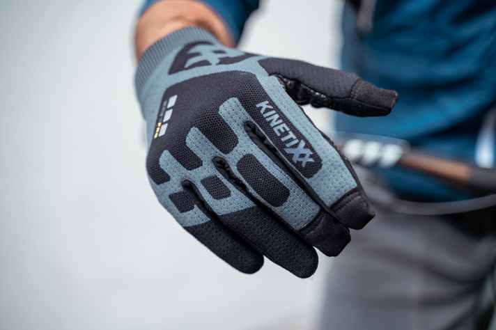 Einen Handschuh mit Rundstrick-Gewebe hatten wir auch noch nicht im Test. Das Tragegefühl ist sehr angenehm.