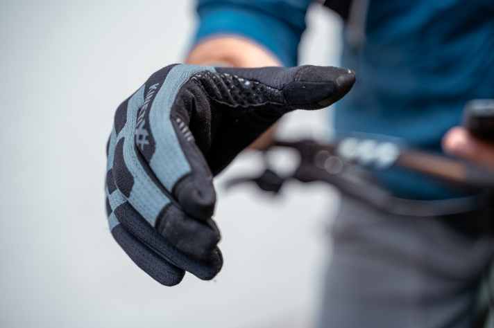 Die Daumenbeuge ist verstärkt und zusätzlich gummiert. Den besseren Grip spürt man auch im Gelände.