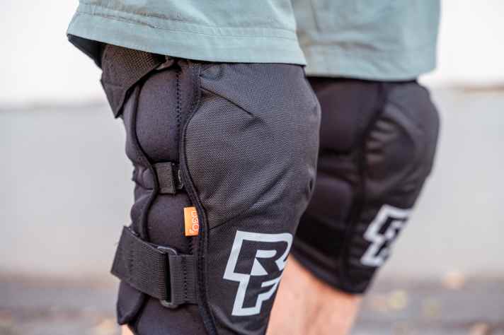 Klettverschlüsse an Oberschenkel und Wade sollen für gute Sitz sorgen