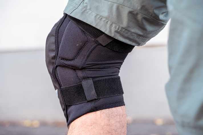 Auch an der Rückseite ist der Race Face Ambush eher schlecht belüftet. Zudem staut sich Material in der Kniekehle