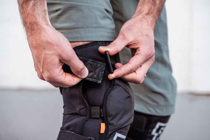 Die Klett-Straps müssen jedesmal wieder umständlich eingefädelt werden