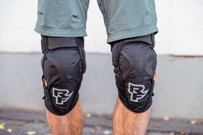 Bulky - würden die Amis wohl sagen. Der Ambush sitzt etwas unförmig am Knie