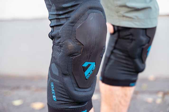 EVA-Pads umgeben das gesamte Knie und fixieren den Protektor an Ort und Stelle