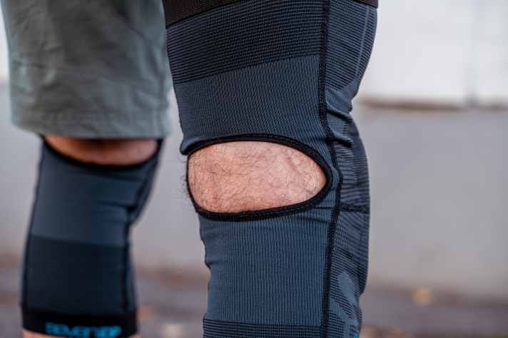 Eine Aussparung an der Rückseite soll verhindern, dass sich Material staut und zwickt, was gut funktioniert