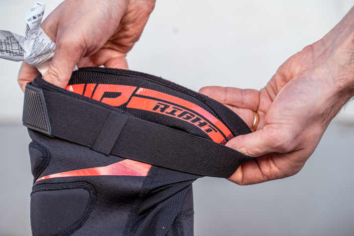 Thanks to the wide silicone strap, the Raid Knee sits quite securely. The side markings are integrated here.