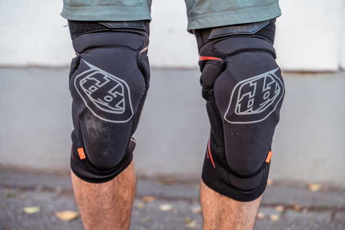 Choice of Champions: Der Troy Lee Designs Raid Knee vermittelt schon im Stand viel Sicherheit.