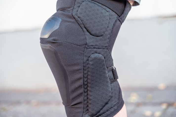 Mit seiner großflächigen Polsterung gibt der K-Pact dem Fahrer ein enorm sicheres Gefühl. In Sachen Belüftung muss man aber Abstriche in Kauf nehmen