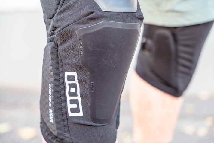 Dank der Slide Plates soll der K-Pact noch besser sitzen und im Fall eines Sturzes nicht vom Knie rutschen