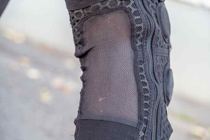 A draught here? Despite the airy mesh, it's not really cool in the Redeema. But the material can pinch at the back of the knee