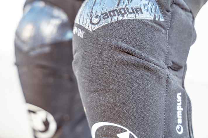 Seitliche EVA-Polster sorgen für ein sicheres Gefühl, tragen aber kaum zur Schutzwirkung bei. Das Cordura-Gewebe schützt vor Abnutzung, verhängt sich aber mehr im Boden, als darüber zu gleiten