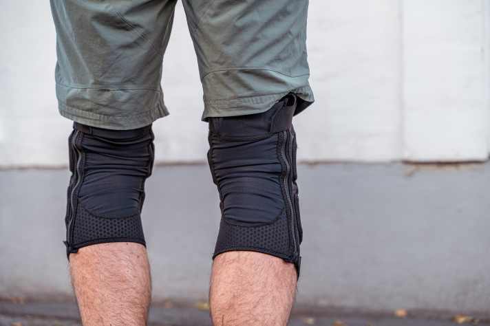 Das Mesh wirft beim Treten Falten in der Kniekehle - auf Dauer nicht angenehm