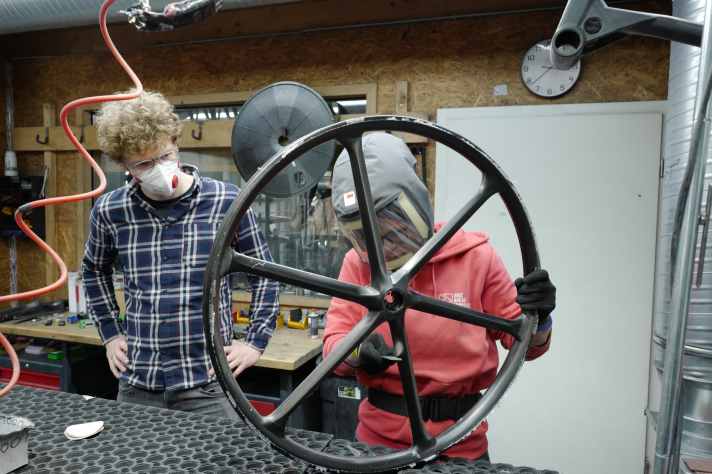 Carbon-Staub ist krebserregend. In Teilen der Nachbearbeitung muss deshalb ein Atemschutz getragen werden.