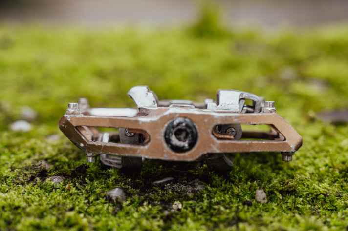 We suspect that the bindings' stirrups are a little high. As a result, you stand a little wobbly and less firmly on the pedals.